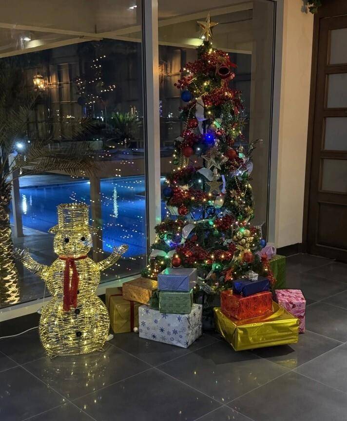 麻将胡了模拟版U22国足训练后游迪拜！海港铁卫偶遇巴萨新星王钰栋穿热刺球衣(图1)