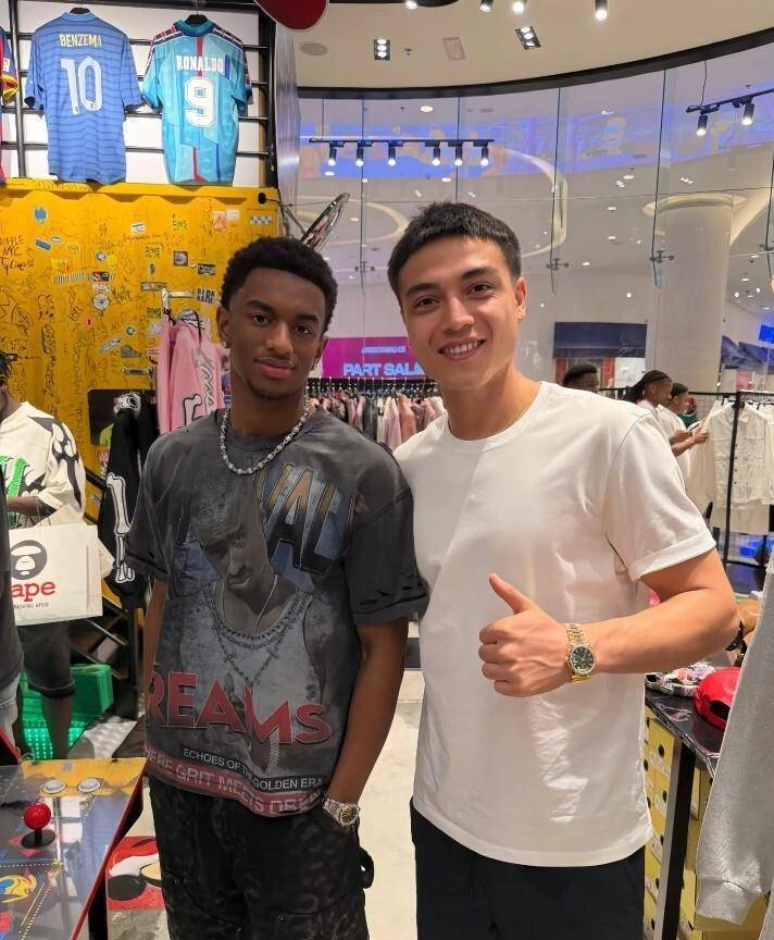 麻将胡了模拟版U22国足训练后游迪拜！海港铁卫偶遇巴萨新星王钰栋穿热刺球衣(图2)