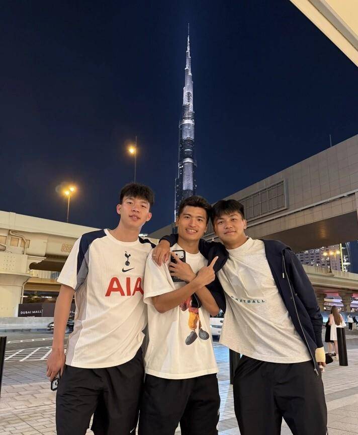 麻将胡了模拟版U22国足训练后游迪拜！海港铁卫偶遇巴萨新星王钰栋穿热刺球衣(图3)